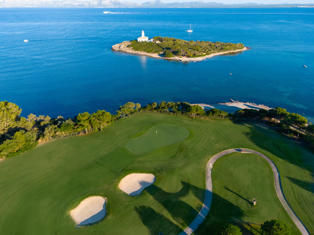 Golf Alcanada mit Blick auf die Bucht von Alcudia, mit Premium-Callaway- und TaylorMade-Mietsets von Club Rentals Mallorca.