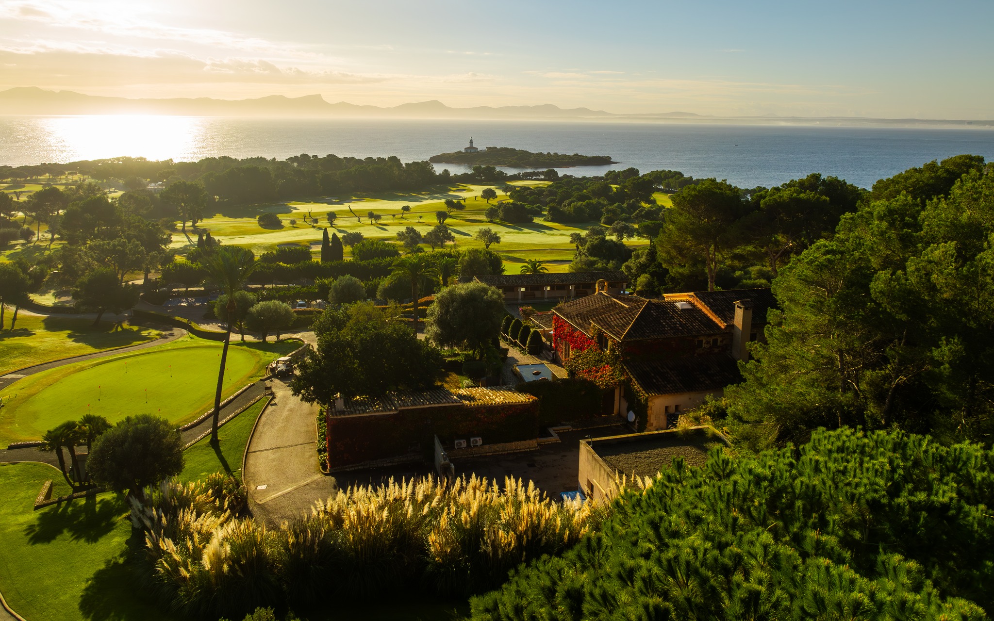 Golf Alcanada en Mallorca, con impresionantes vistas al mar Mediterráneo, un campo de golf premium recomendado por Club Rentals Mallorca.